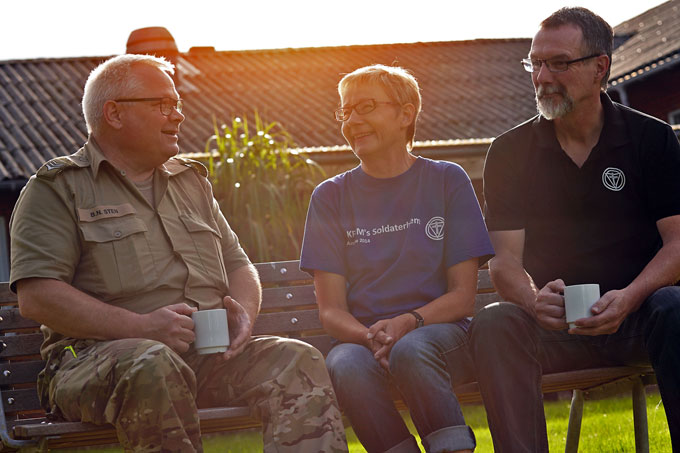 Soldaterhjemslederparret Anne og Allan Schrder i samtale med en soldat. 
